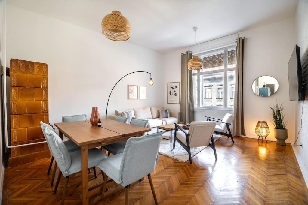 Apartment Designer Two Bedroom *